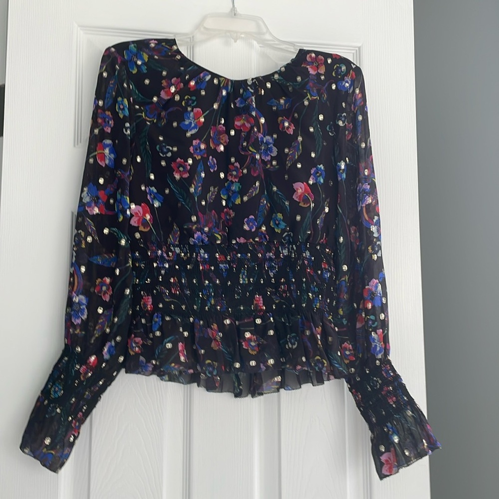 Gently worn Artelier Nicole Miller blouse.Ruffled & elasticized sleeve & hem